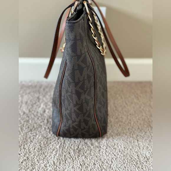 New Michael Kors Signature Monogram Harper Tote - Picture 4 of 9